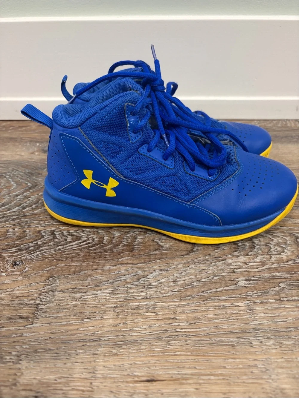 Under Armour Boys Size Youth 1.5 Blue & Yellow Athletic Shoes